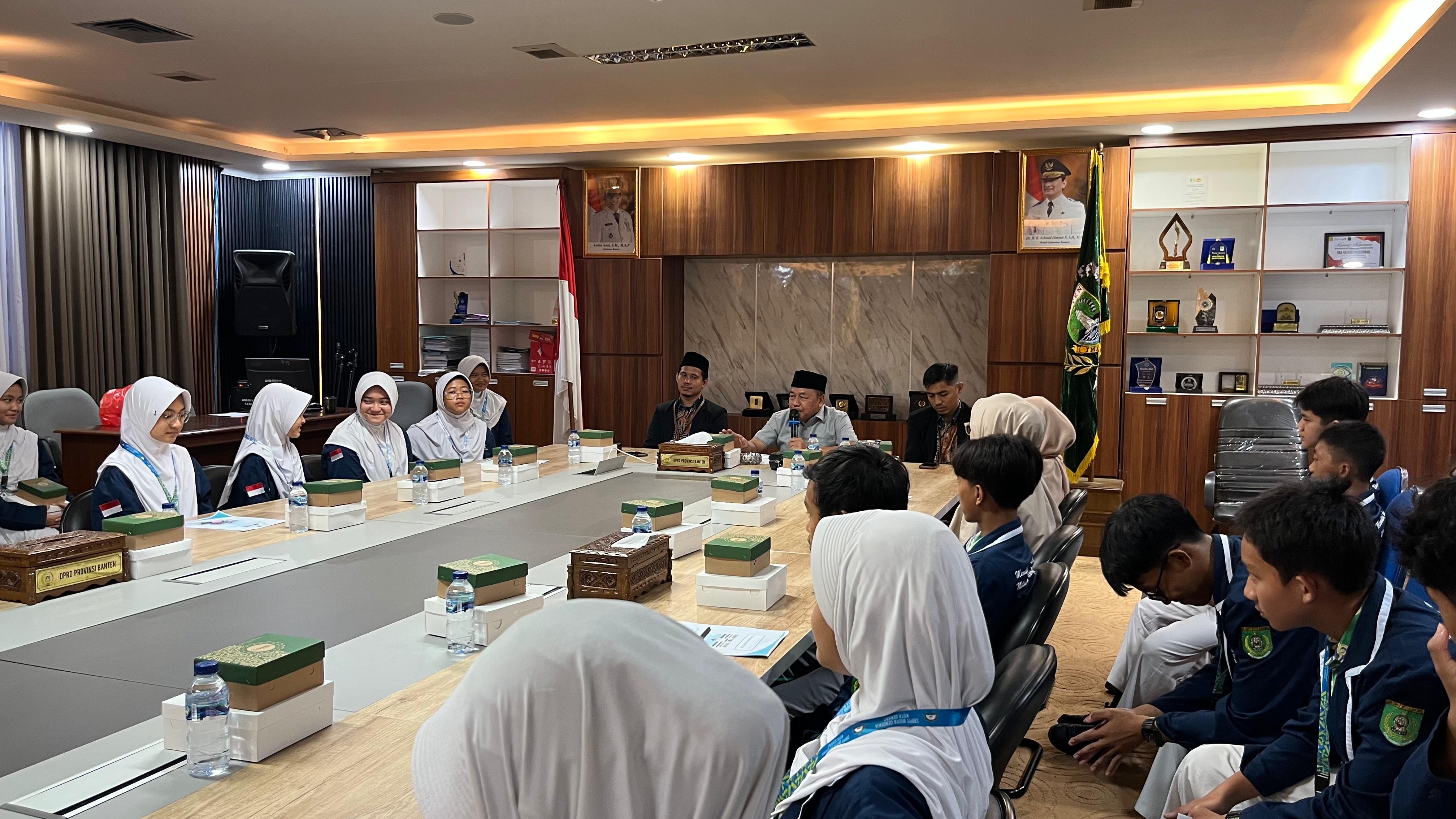 Terima Kunjungan Studi SMPIT Widya Cendekia, Komisi V Beri Motivasi Berorganisasi